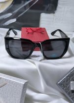 Γυαλιά ηλίου με χρυσή λεπτομέρεια στο βραχίονα - ΜΑΥΡΟ